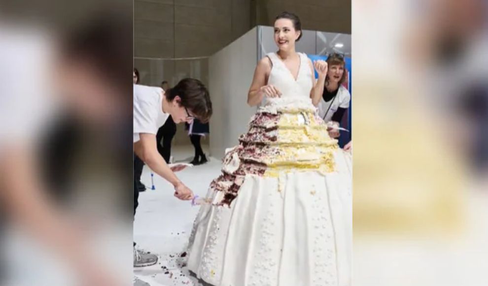 Švýcarský pekař vytvořil největší nositelné dortové šaty na světě