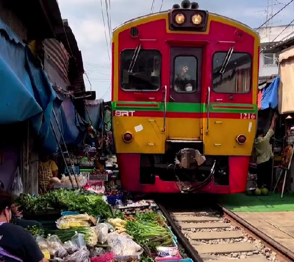 Podívejte se na tržnici, která je doslova nalepená na železniční trať v Thajsku
